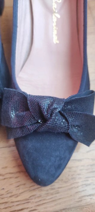 Zapatos de salón azul con lazo