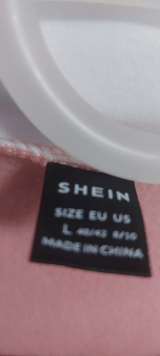 Sudadera rosa con cuello blanco