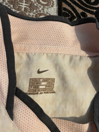 Camiseta de fútbol Nike rosa y blanca