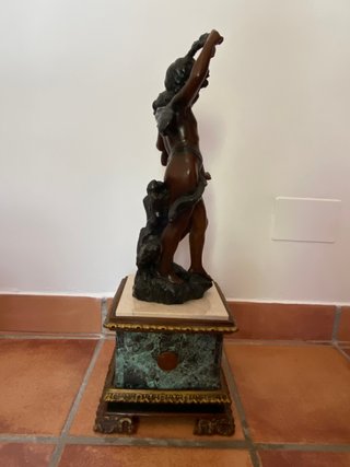 Urregui Mantel Clock – Neoclassical Figural Design