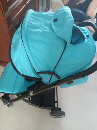 Carrito de bebé azul