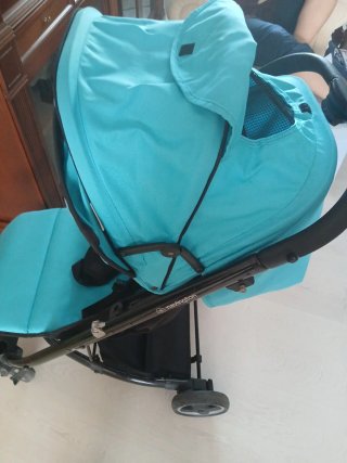 Carrito de bebé azul