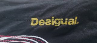 Camiseta Desigual Negra con Corazón Rojo