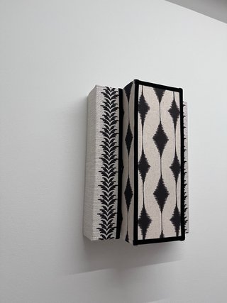 Aplique de pared tela beige y negro hecho a mano