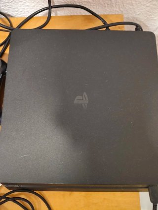 PS4  Negra