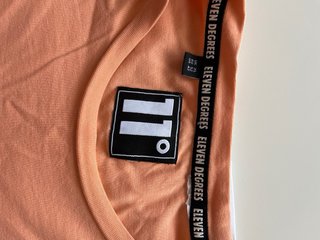 Camiseta 11 Degrees Naranja y Blanca