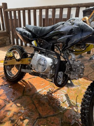 Moto Off-Road Negra y Dorada