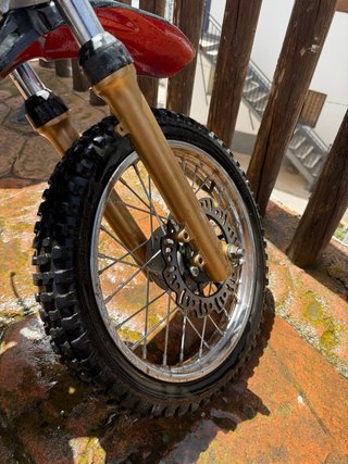 Moto Off-Road Negra y Dorada