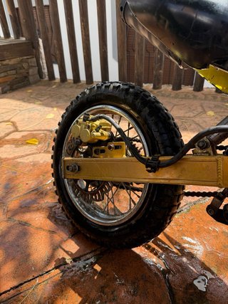 Moto Off-Road Negra y Dorada