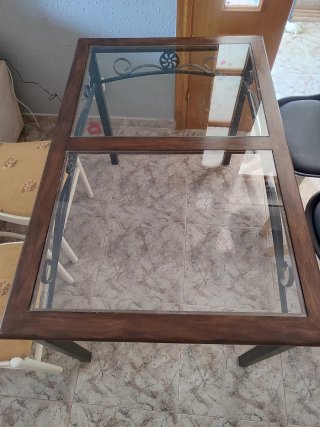 Mesa de comedor cristal/madera. En El Vendrell