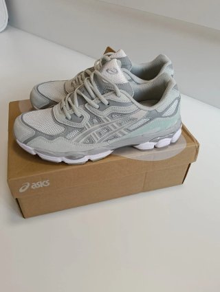 Zapatillas Asics grises y blancas