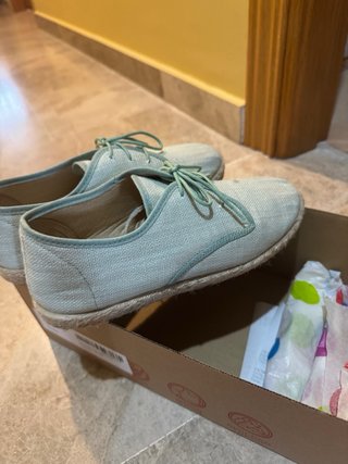 Zapatos planos teal puestos una vez