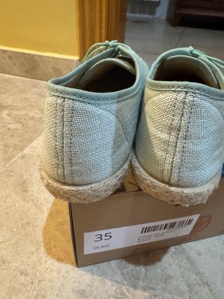 Zapatos planos teal puestos una vez