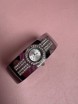 Reloj YISUI plateado con pedrería