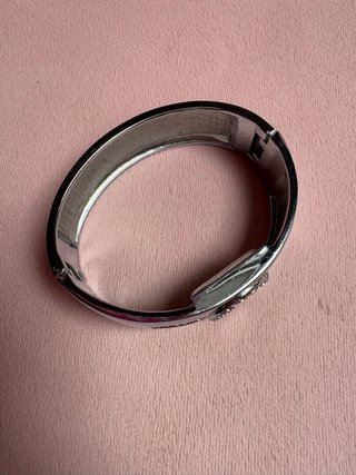 Reloj YISUI plateado con pedrería