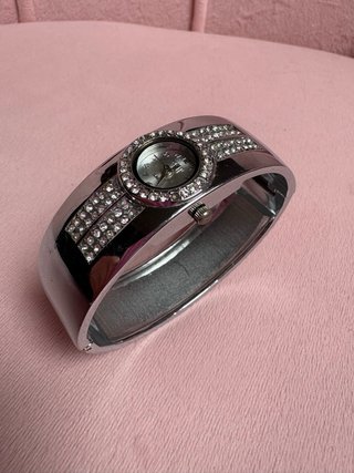 Reloj YISUI plateado con pedrería