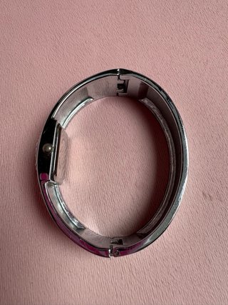 Reloj YISUI plateado con pedrería