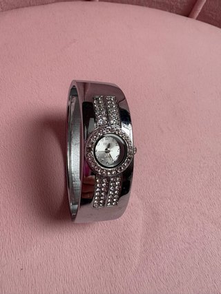 Reloj YISUI plateado con pedrería