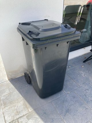 Contenedor de basura exterior