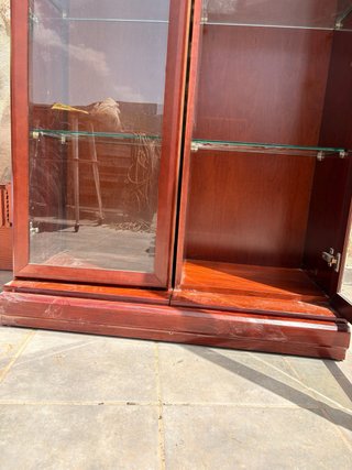 Set di 2 vetrine alte in legno con vetro
