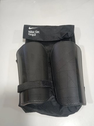 Botas de fútbol Nike Phantom, regalo espinilleras