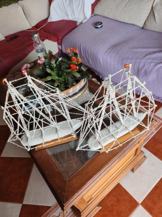 Dos barcos decorativos de sal