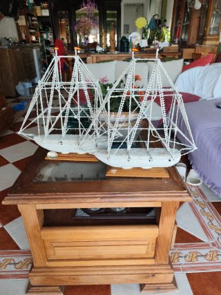 Dos barcos decorativos de sal