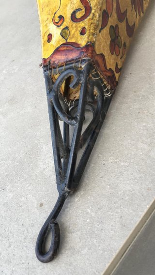 Lámpara decorativa de cuero y metal