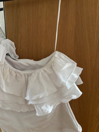 Top Zara escote asimétrico volantes blanco
