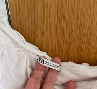 Top Zara escote asimétrico volantes blanco