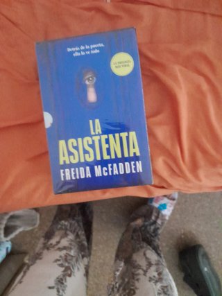 Triologia la assistenta en español