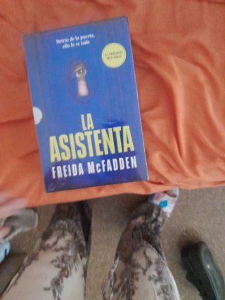 Triologia la assistenta en español
