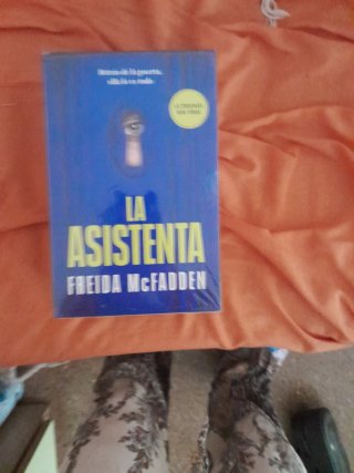 Triologia la assistenta en español