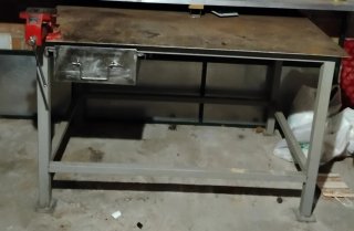 Mesa de trabajo robusta para taller