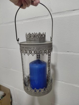 Candelabro de metal y cristal con vela azul