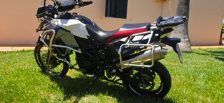 BMW GS 800 AdventureHERMOSA Negra y Blanca