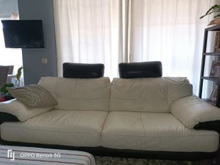 Sofá de piel blanco y negro