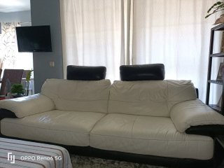 Sofá de piel blanco y negro