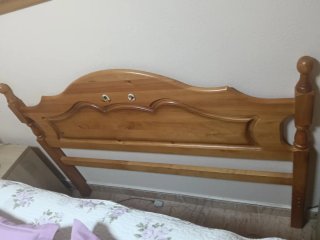 Cabecero de madera marrón