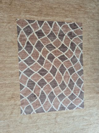 Alfombra de lana beige, de gran calidad.