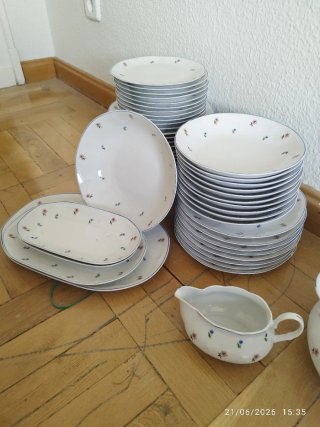Vajilla de porcelana con flores