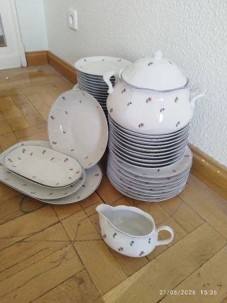 Vajilla de porcelana con flores