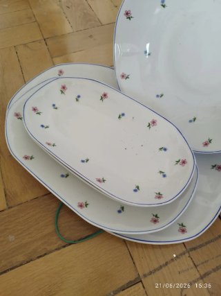 Vajilla de porcelana con flores