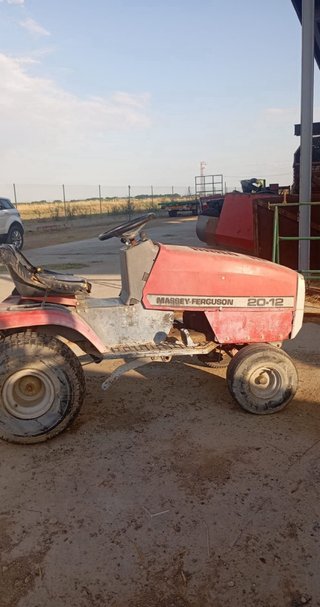 Tractor Massey Ferguson 2012 con remolque