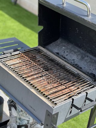 Barbacoa de carbón Imor Milano Negra con accesorio