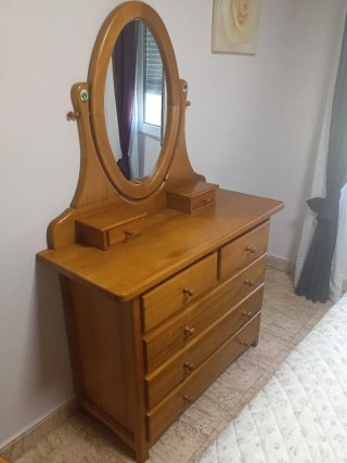 Cómoda de madera con espejo