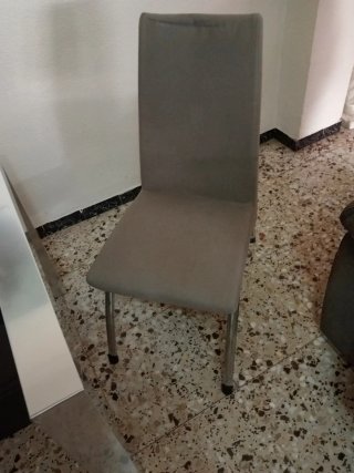 Mesa comedor y 4 sillas para hasta 10 comensales.