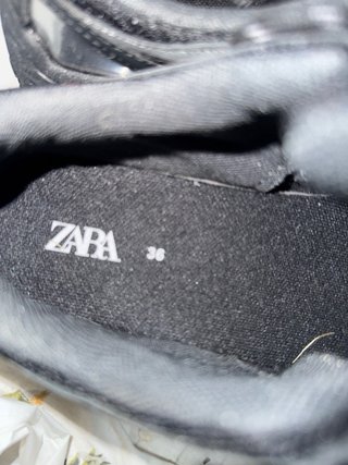 Zapatos de niño negros y grises