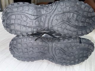 Zapatos de niño negros y grises