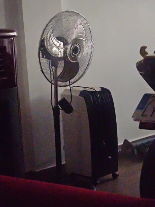Ventilador de pie plateado y maquina de frio